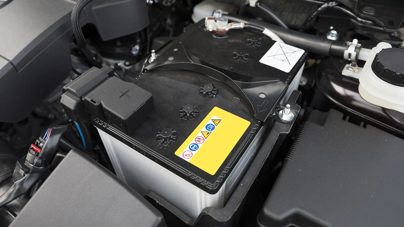 Bateria automotiva no cofre do motor